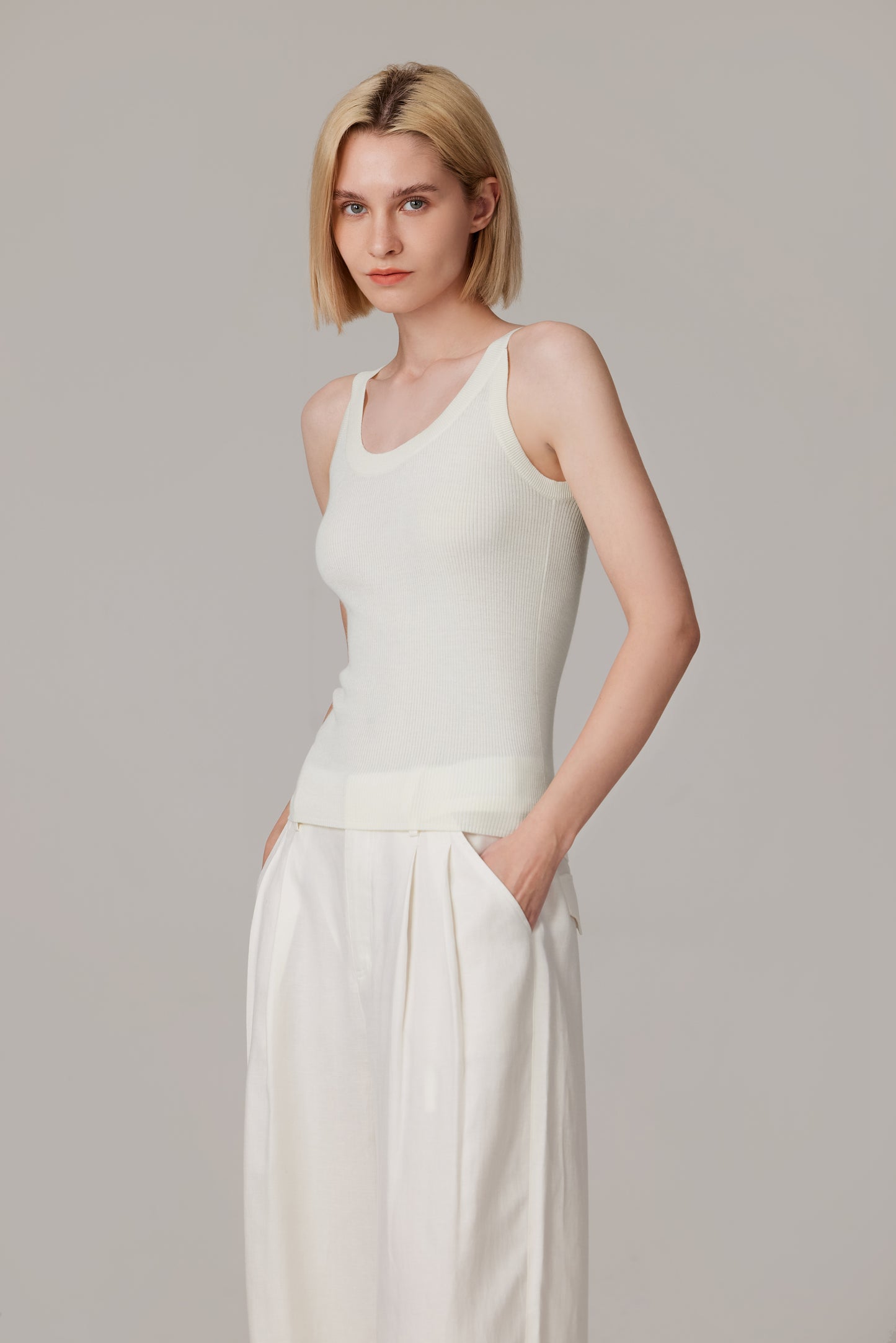 JENNIE LIU Women's Scoop Neck Tank Top | 75% Merino Wool 25% Silk Ultra-Soft Layering Essential | Natrual Moisture Wicking Sweater